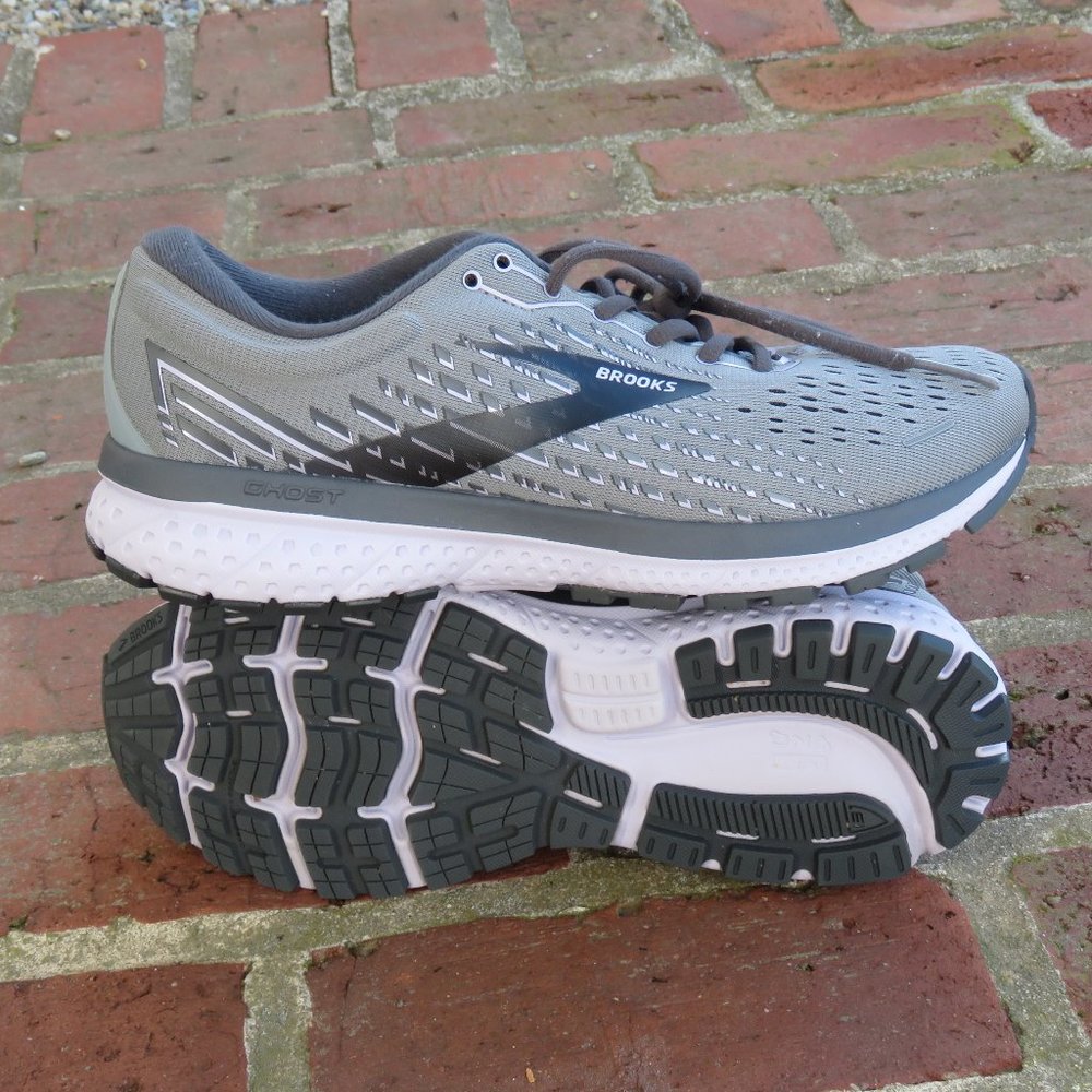 Women's Brooks Ghost 13 shoes / sneakers in excellent condition sz 9.5